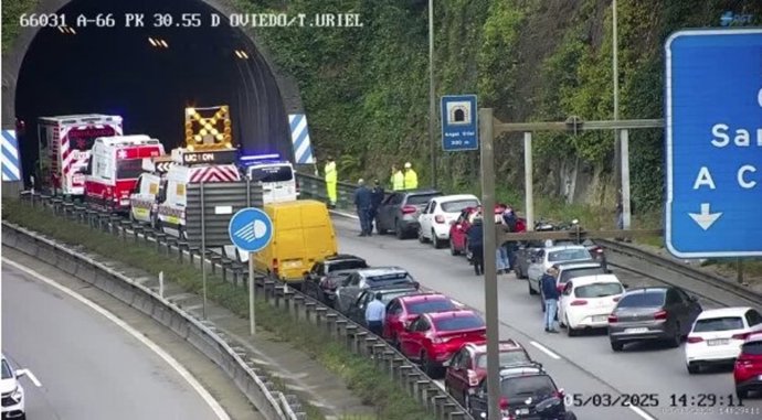 Accidente de tráfico en el túnel de la Bolgachina, en Oviedo.