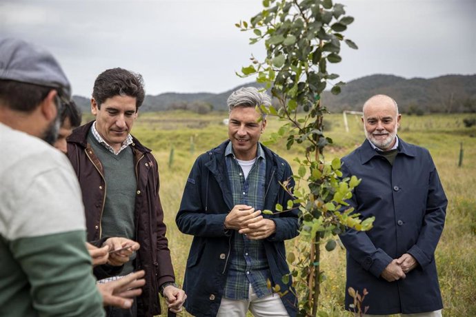 El delegado de Infraestructuras, Sostenibilidad y Agricultura de la Diputación, Andrés Lorite (centro), en la jornada de reforestación.