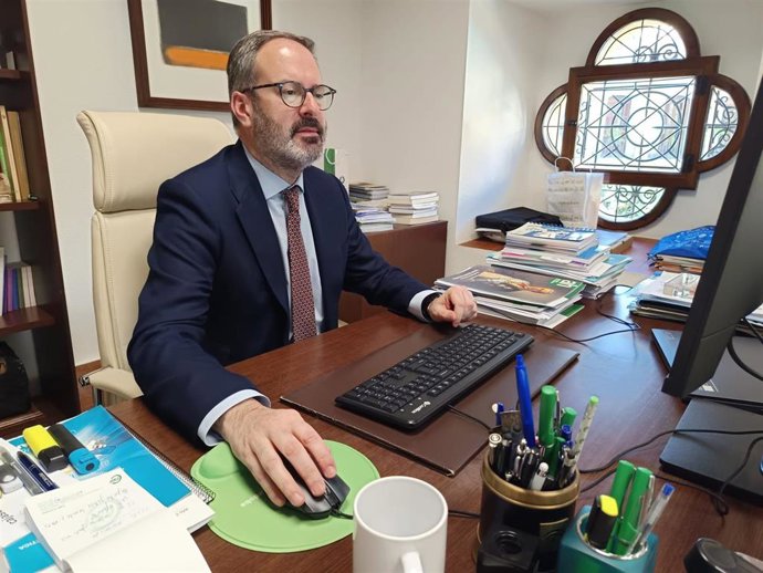 Archivo - El delegado del Gobierno andaluz en Córdoba, Adolfo Molina, ya advirtió a la adjuticataria de las ambulancias que se la penalizaría económicamente si no pagaba a sus trabajadores.