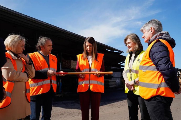 La conselleira do Medio Rural, María José Gómez, visita la empresa forestal y de transformación de la madera Hermanos García-Rocha.