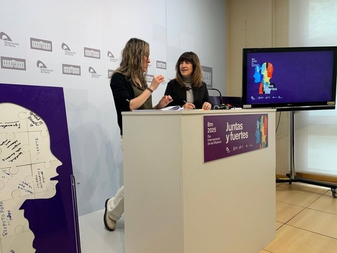 Verónica Aza (izda) y Laura Prieto presentan l os actos del 8M en la provincia de Soria