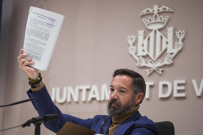 El exsegundo teniente de alcalde del Ayuntamiento de València, Juanma Badenas, en rueda de prensa