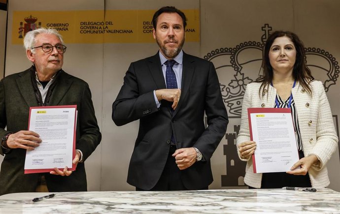 (I-D) El alcalde de Picanya, Josep Almenar, el ministro de Transportes y Movilidad Sostenible, Óscar Puente, y la alcaldesa de Paiporta, Maribel Albalat, durante la firma de convenios para la reconstrucción y reparación de las estructuras locales destruid