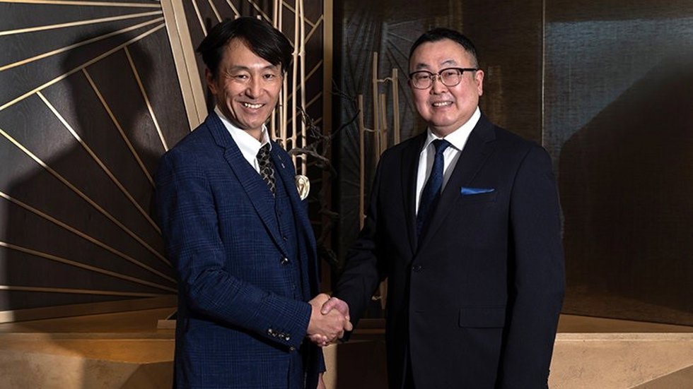 Hiroshi Nakamura, presidente y CEO de Fet System y  Kiyohito Iinuma, director de operaciones de, IHG ANA Hotels Group Japan