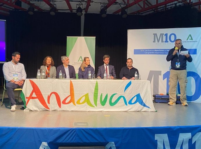 La tiradora olímpica cordobesa Fátima Gálvez (centro) ha protagonizado este miércoles en el IES López Neyra de Córdoba una nueva sesión de Mentor 10.