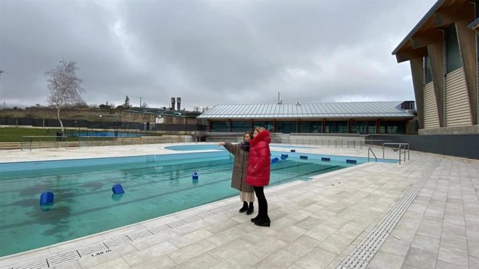 Elia Jiménez (izda) y Yolanda de Gregorio visitan las piscinas de Ólvega (Soria)