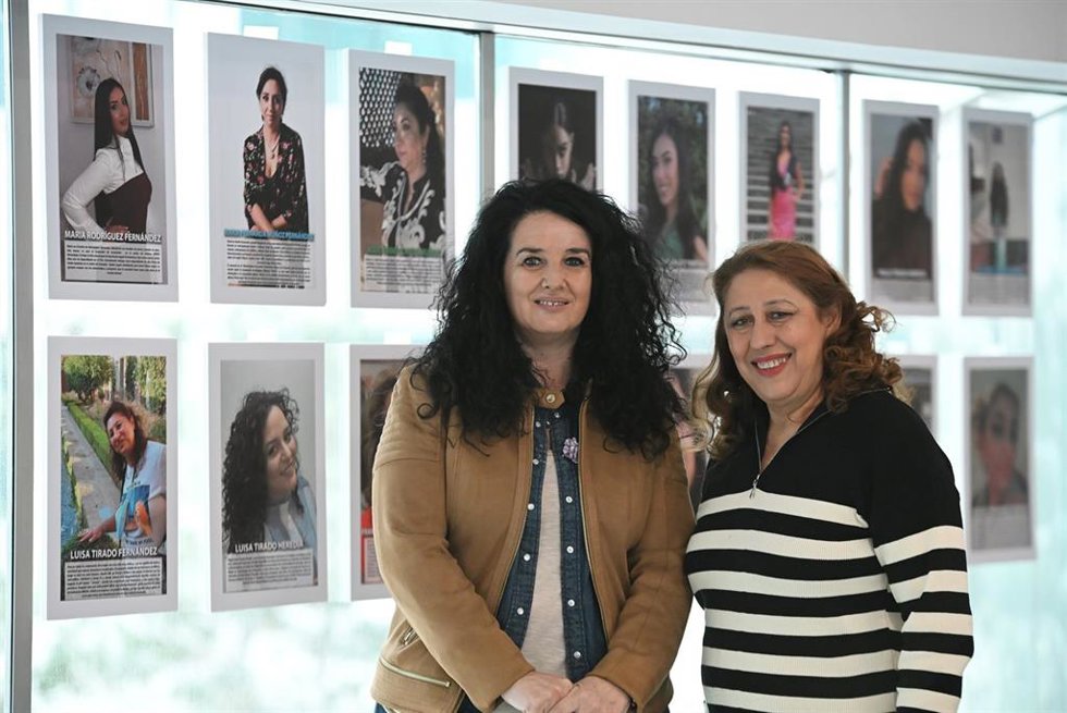 La diputada provincial de Granada Elena Duque y la presidenta de la Asociación de Mujeres Gitanas Romi, María Dolores Jiménez, en la exposición 'Soy gitana, soy lo que quiero ser'