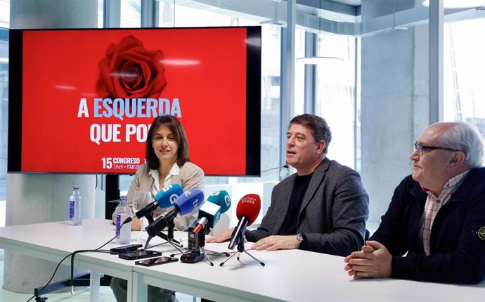 El secretario xeral del PSdeG, José Ramón Gómez Besteiro, acompañado del secretario de Organización, Luis Ángel Lago, y la alcaldesa de Silleda, Paula Fernández.