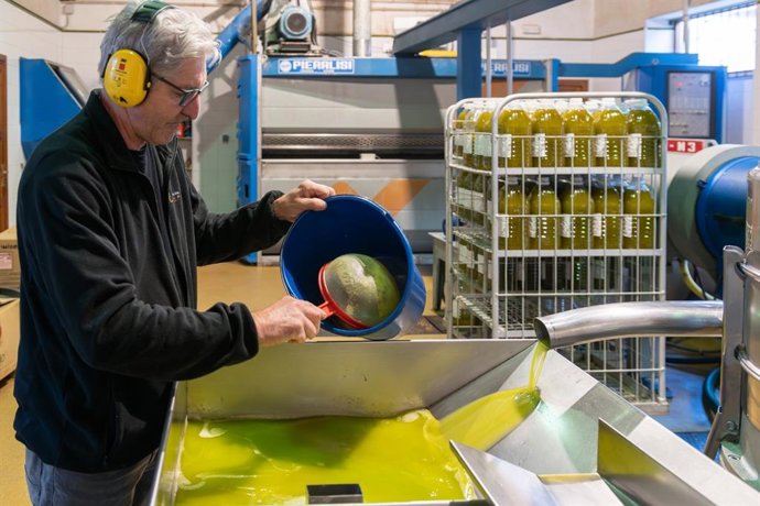 Un hombre trabajando en una explotación agraria.