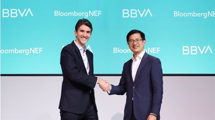 El responsable global de estrategia, industrias y negocio transfronterizo de las áreas de Sostenibilidad y CIB de BBVA; Roberto Albaladejo, y el director general adjunto de BloombergNEF, Albert Cheung.