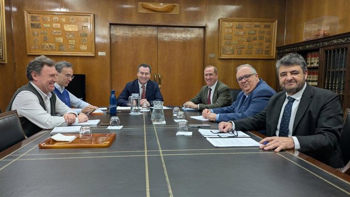 El conseller del Mar y del Ciclo del Agua, Juan Manuel Lafuente, reunido con el director general de Marina Mercante, Gustavo Santana.