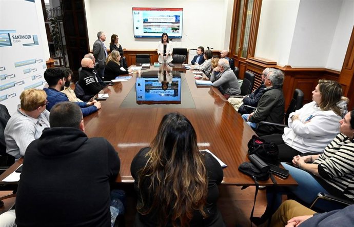 La alcaldesa de Santander, Gema Igual, presenta a los vecinos de Santiago el Mayor los dos nuevos proyectos para mitigar el riesgo de inundación