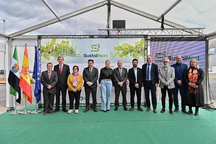 La presidenta de la Junta de Extremadura, María Guardiola, junto a otras autoridades en su visita a la fábrica de NATAC en Hervás