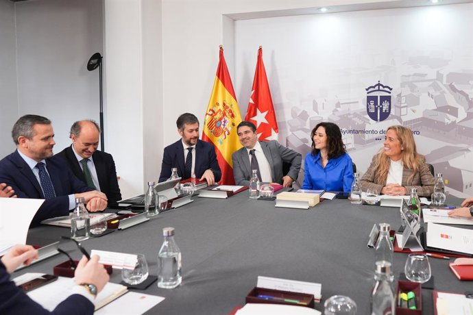A Presidente da Comunidade de Madri, Isabel Díaz Ayuso, esteve hoje em Valdemoro, onde foi realizada uma reunião extraordinária do Conselho de Governo na Prefeitura.