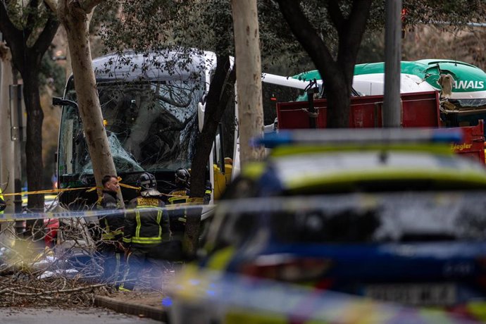 Varios servicios de emergencia trabajan tras el choque de dos autocares en la Diagonal de Barcelona, a 3 de marzo de 2025, en Barcelona