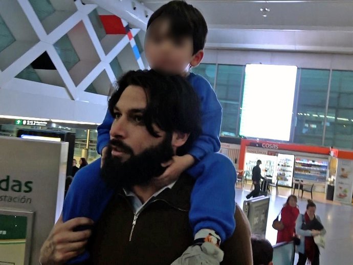 Jota Peleteiro llega a Madrid junto a sus hijos, Alejandro y Jota