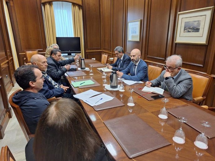 Javier Salas ha mantenido este miércoles un encuentro con el presidente de la Asociación Rebalaje, Manuel Benavides, y miembros del colectivo para abordar la problemática de las viviendas de la barriada de El Palo en dominio público.