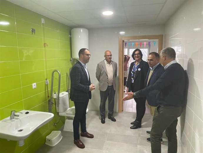 La delegada de Desarrollo Educativo de la Junta en Granada, María José Martín, ha visitado con el alcalde de Almuñécar, Juanjo Ruiz Joya, a su izquierda en la imagen, el colegio Arcos de Torrecuevas