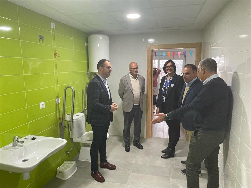 La delegada de Desarrollo Educativo de la Junta en Granada, María José Martín, ha visitado con el alcalde de Almuñécar, Juanjo Ruiz Joya, a su izquierda en la imagen, el colegio Arcos de Torrecuevas
