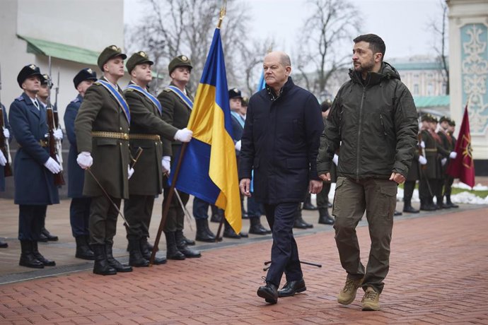 Archivo - Olaf Scholz y Volodimir Zelenski, en un encuentro oficial en Kiev.