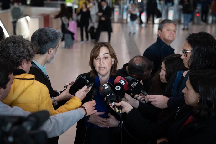 La consellera de Territorio, Vivienda y Transición Ecológica y portavoz de la Generalitat, Sílvia Paneque, en declaraciones a los medios desde la Estación de Sants de Barcelona