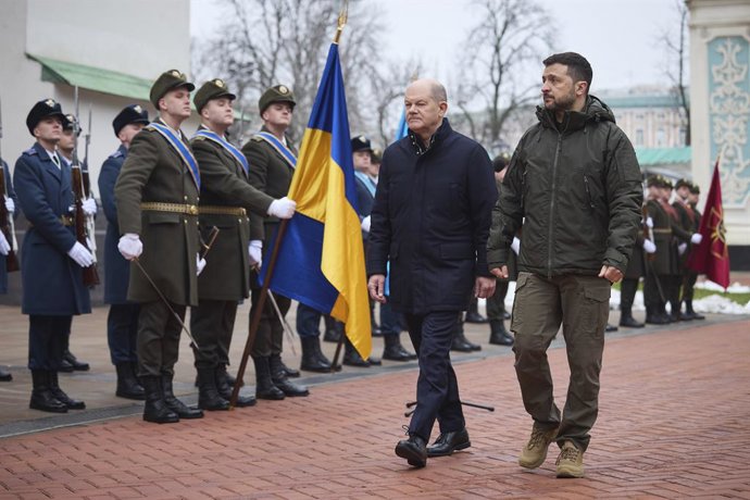 Archivo - Arquivo - 2 de dezembro de 2024, Kiev, Oblast de Kiev, Ucrânia: O presidente ucraniano Volodymyr Zelenskyy, à direita, e o chanceler alemão Olaf Schotz, caminham juntos até o Memorial Popular da Memória Nacional na Praça da Independência, em 2 d