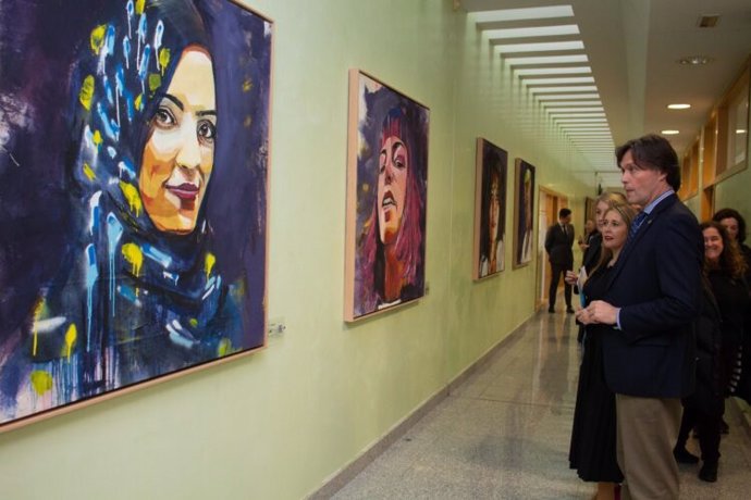 La exposición ‘Violeta’ se encuentra en el edificio del Rectorado ‘Rosario Valpuesta’.