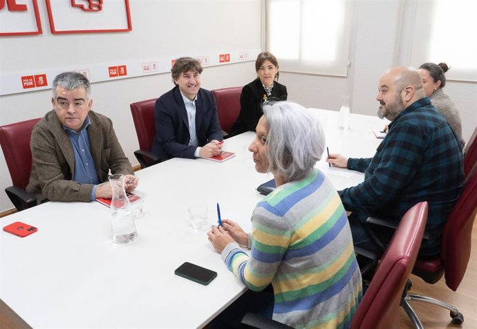 Reunión entre delegaciones del PSE-EE y Podemos Euskadi, encabezadas por Eneko Andueza y Richar Vaquero, respectivamente