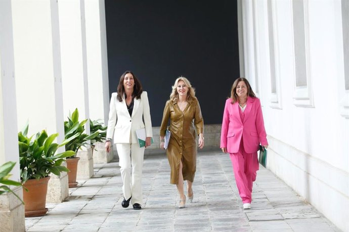 Las consejeras del Gobierno andaluz Loles López (i), Carolina España (c) y María del Carmen Castillo (d), antes de la rueda de prensa del Consejo de Gobierno.