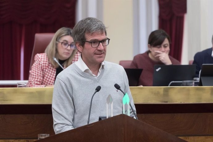 Archivo - El diputado foral de Políticas Sociales, Gorka Urtaran,
