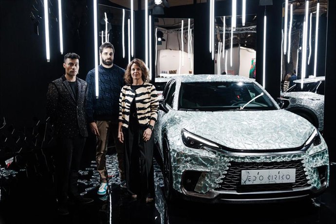 (I-D) Los ganadores del Lexus Art Car 2024, el arquitecto Pablo Diego Pastor y el ingeniero Javier Prado, y la directora de Lexus España, Mar Pieltain, posan junto al Lexus LBX 'Edo Kiriko' en la feria ARCO, a 5 de marzo de 2025, en Madrid (España). 