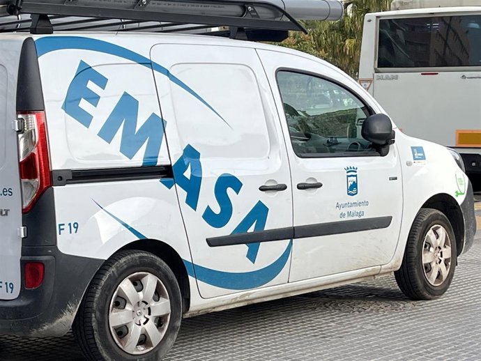 Imagen de un vehículo de la Empresa Municipal de Aguas de Málaga, Emasa.