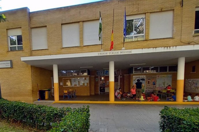 Fachada del CEIP Menesteo de El Puerto