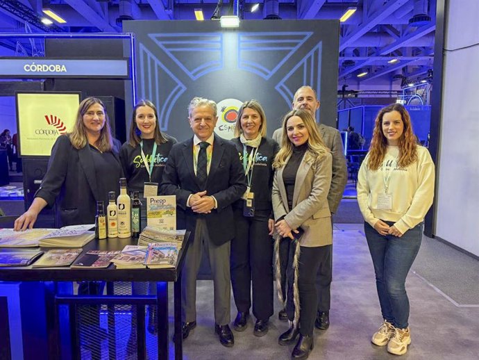 El presidente de la Diputación de Córdoba, Salvador Fuentes (centro), en la ITB de Berlín.