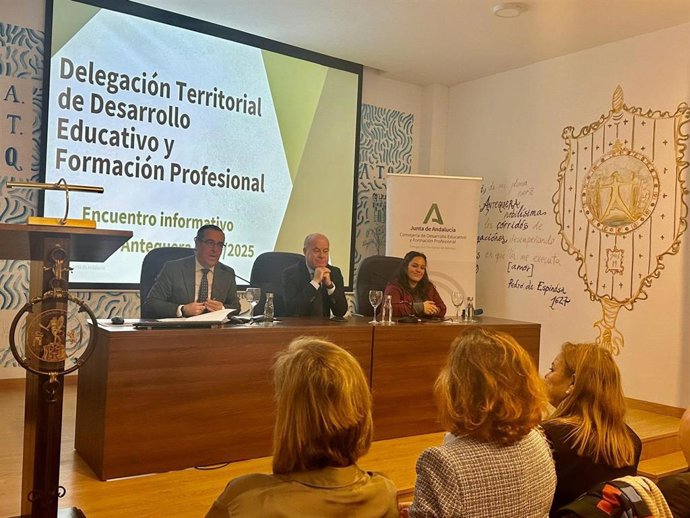Miguel Briones, acompañado por los jefes de servicio de la Delegación, ha mantenido un encuentro en Antequera con los inspectores y directores de los centros educativos de la comarca, además de con representantes de siete municipios de la misma.