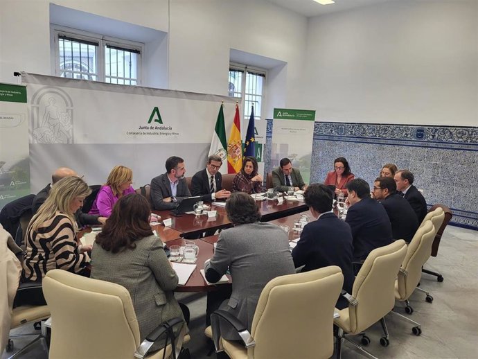 El consejero de Industria, Energía y Minas, Jorge Paradela; de Agricultura, Pesca, Agua y Desarrollo Rural, Ramón Fernández-Pacheco, y de Sostenibilidad y Medio Ambiente, Catalina García, presiden la constitución de la Alianza Andaluza del Biogás.