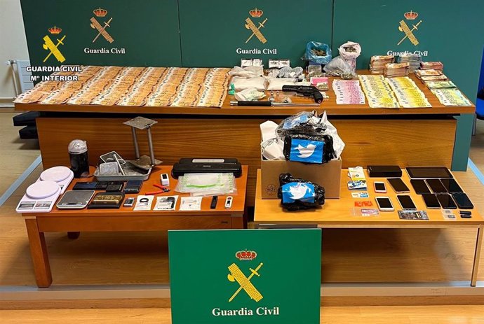 Dinero, sustancias y material incautado a un grupo que distribuía cocaína en Cantabria, Burgos y Palencia