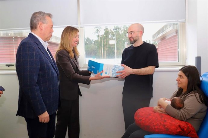 El conselleiro de Sandiade, Antonio Gómez Caamaño, y la conselleira de Política Social, Fabiola García, entregan la Cesta Benvida actualizada