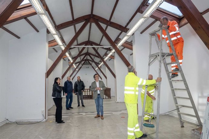 El alcalde de Camargo, Diego Movellán, visita los trabajos para convertir la antigua biblioteca de La Vidriera en una sala de estudio, con 94 plazas