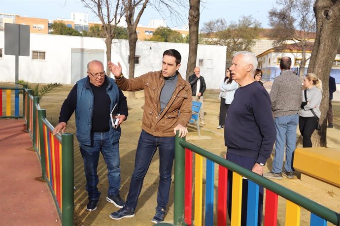El teniente de alcalde de Servicios Públicos y Medio Ambiente del Ayuntamiento de Jerez de la Frontera (Cádiz), Jaime Espinar, en una visita este miércoles a la barriada La Liberación