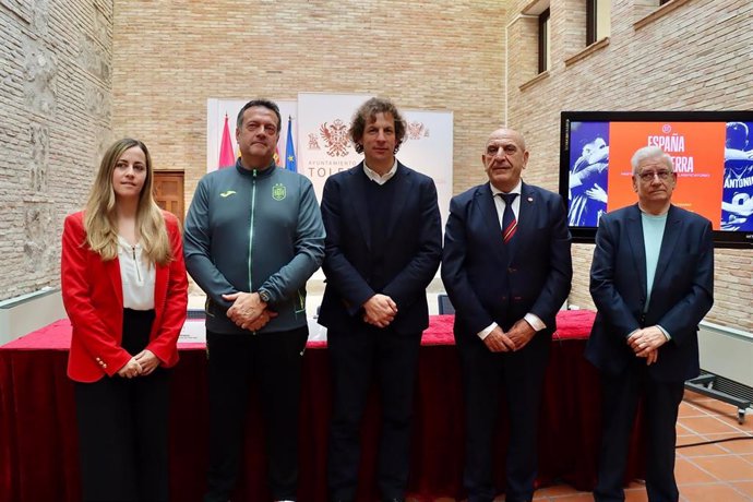 El concejal de Deportes, Rubén Lozano, ha presentado el partido clasificatorio para la Euro 2026 que enfrentará a la Selección Española de Fútbol Sala y a Inglaterra el próximo viernes 7 de marzo, a las 21:00 horas, en el Pabellón Javier Lozano.