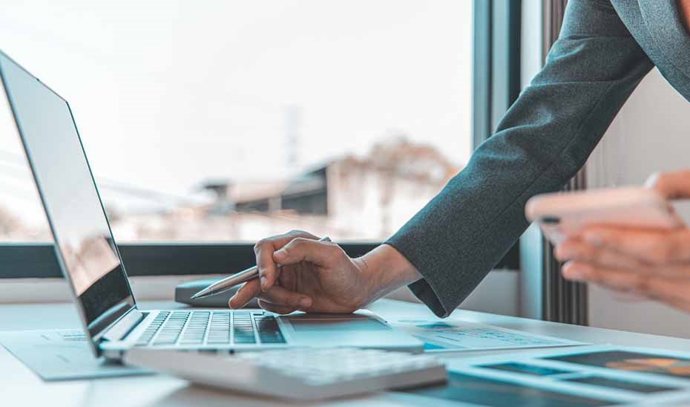 Archivo - Usuario maneja un equipo informático