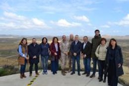 Visita de los parlamentarios al polígono de tiro de Bardenas.