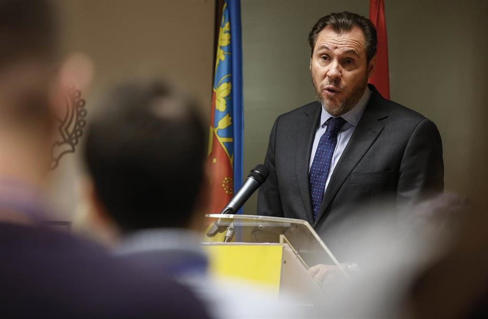 El ministro de Transportes y Movilidad Sostenible, Óscar Puente, interviene durante la firma de convenios para la reconstrucción y reparación de las estructuras locales destruidas por la DANA, en la Delegación del Gobierno en la Comunidad Valenciana, a
