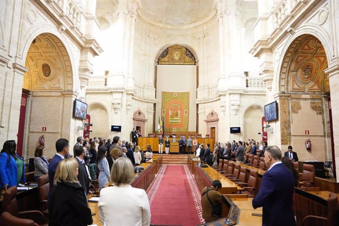Lectura de un manifiesto por el 8M en el Parlamento andaluz con los diputados de Vox ausentes.