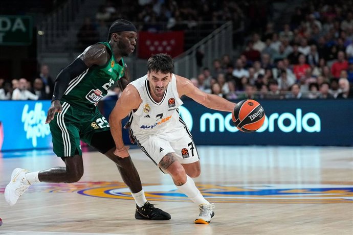 Archivo - Facundo Campazzo ante Kendrick Nunn en el Real Madrid-Panathinaikos de la Euroliga 24-25