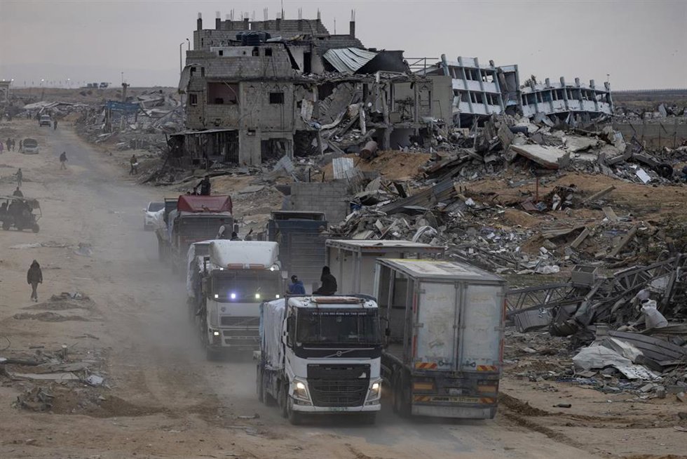 Archivo - Camiones con ayuda humanitaria en el interior de la Franja de Gaza