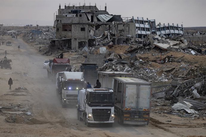 Archivo - Arquivo - 22 de janeiro de 2025, Gaza, Gaza, Palestina: Caminhes de ajuda humanitária entram pela passagem Kerem Shalom do Egito para a Faixa de Gaza, em Rafah, na quarta-feira, 22 de janeiro de 2025, dias após o acordo de cessar-fogo entre I