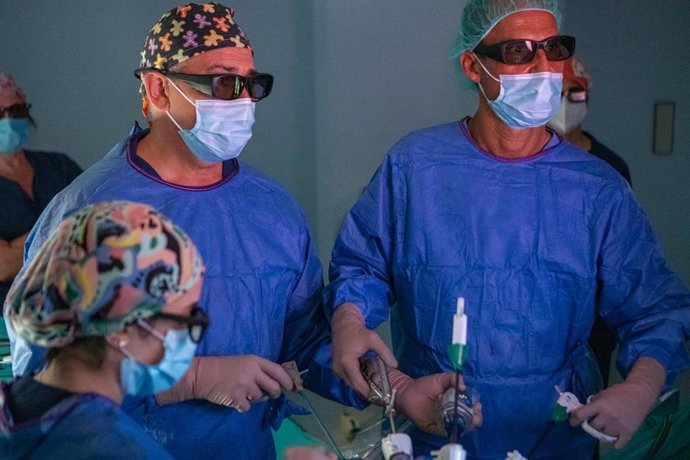 Los doctores César Ramírez y Javier Moreno, especialistas de Cirugía General y de la Unidad de Obesidad del Hospital Quirónsalud Málaga, durante una cirugía bariátrica.