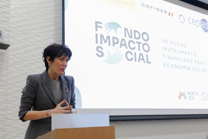 La ministra de Inclusión, Seguridad Social y Migraciones, Elma Saiz, interviene durante el acto de presentación del Fondo de Impacto Social (FIS), en Cajamar Murcia, a 5 de marzo de 2025, en Murcia (España). Es un instrumento financiero público impulsado 